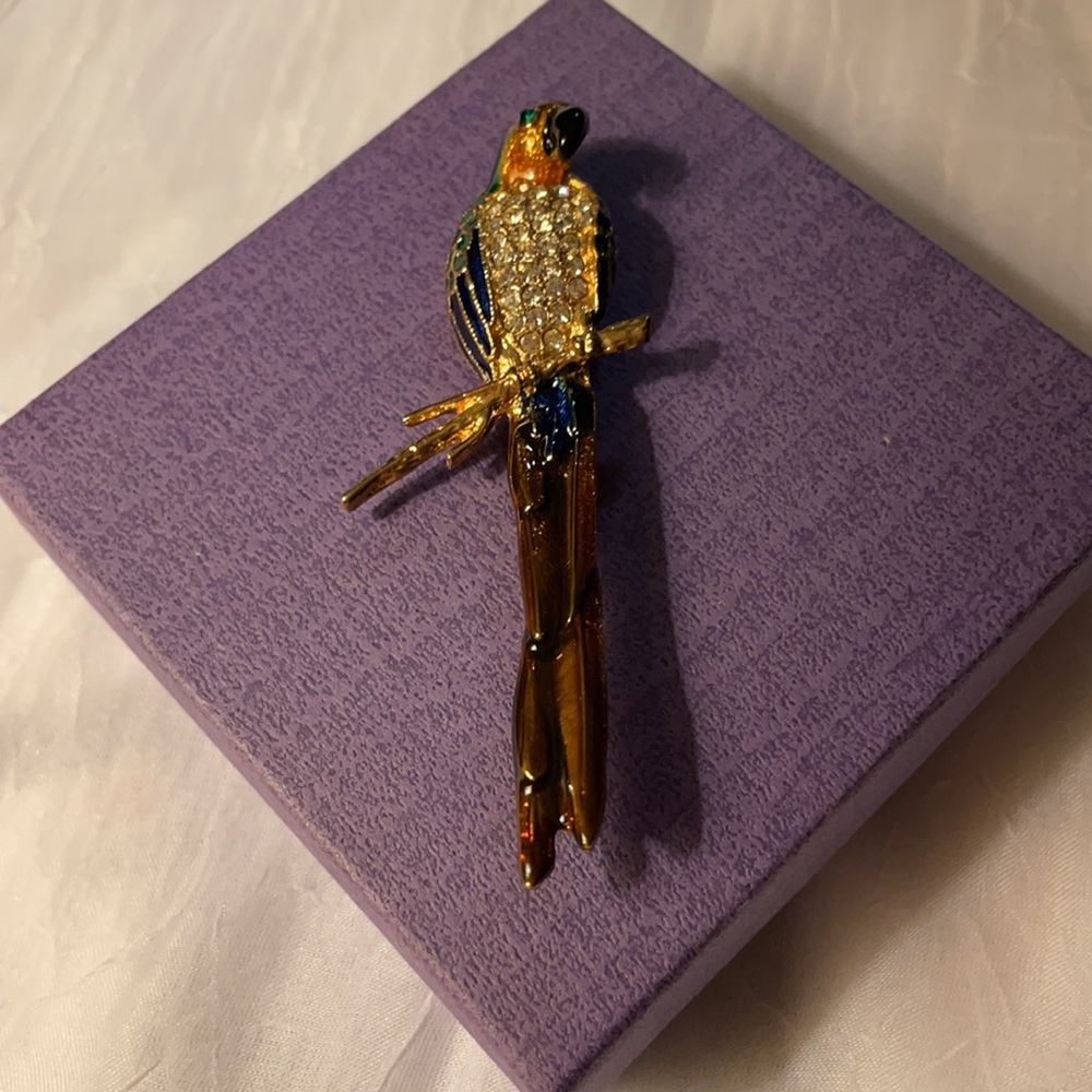Enameled parrot pin with white rhinestones and green rhinestone for eyes - Picture 4 of 6